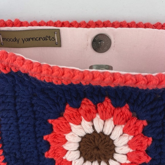 Crochet sunflower small crossbody bag, lined, handmade 6.5" pouch, phone bag - Picture 7 of 9